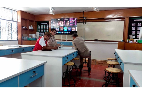 เข้าส่งมอบงาน ชุดห้องปฎิบัติการวิทยาศาสตร์ 